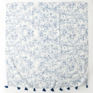 Écharpe légère aspect coton-lin à motifs floraux bleus avec bordure décorative à glands