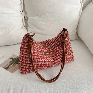 Rote und weiße Tweed-Schultertasche mit braunen Lederriemen und modischem Etikett