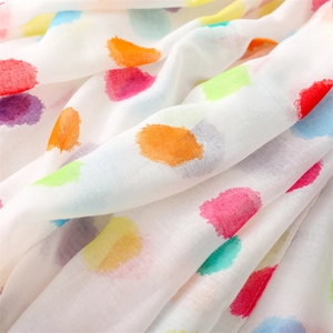 Makro-Detail der atmungsaktiven Baumwoll-Leinen-Textur mit lebhaften Aquarell-Punkten