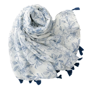Écharpe en coton et lin à fleurs bleues avec pompons sur fond blanc pur