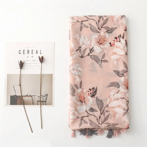 Elegante sciarpa rosa pastello con stampa floreale in cotone lino e nappe orlo
