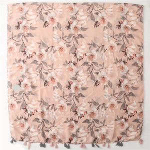 Sciarpa con fiori rosa e grigi, effetto cotone e lino con nappe decorative sui bordi