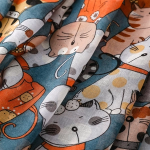 Gros plan sur un tissu léger en coton et lin avec des imprimés de chats mignons