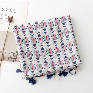 Détail de l'écharpe en coton et lin à motif poisson avec glands et décorations épurées