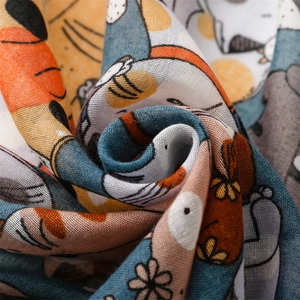 Gros plan sur l'écharpe en coton et lin montrant la texture douce et le motif de chat