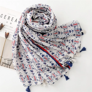 Châle en coton et lin avec motifs poissons rouges et bleus et glands à franges