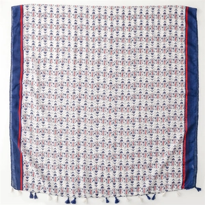 Écharpe style marin en lin avec motifs poissons bleus et pompons à franges
