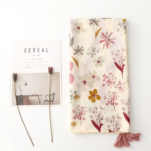 Écharpe fleurie beige avec glands roses et motifs floraux peints à la main au toucher coton