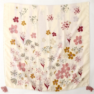Élégant châle en lin à fleurs beige avec pampilles et motifs floraux délicats