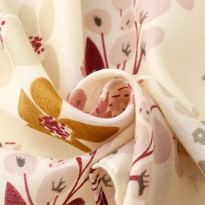 Vue détaillée du tissu au toucher lin beige avec motif floral artistique et texture