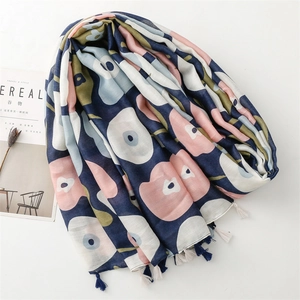 Sciarpa in cotone e lino blu con motivi floreali astratti e nappe di frange