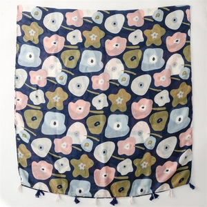 Sciarpa in cotone e lino blu con fiori pop art astratti e nappe ai bordi