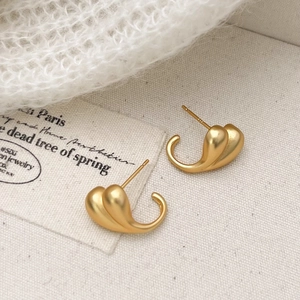 Minimalist matte gold heart earrings with S925 silver needles for a vintage look