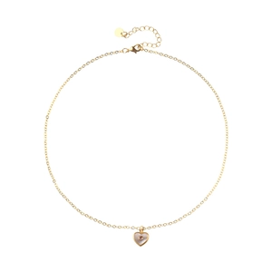 Détail du collier coeur plaqué or avec nacre blanche et petite pierre rose