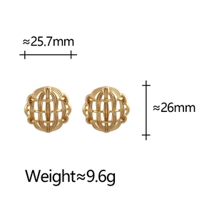 Detail von goldenen gewebten Ohrringen mit Maßen 25,7mm und 9,6g Gewicht