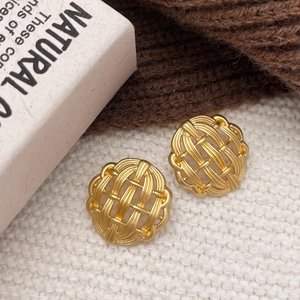 Goldene geflochtene runde Ohrstecker mit strukturierter Mattoptik für Damenmode