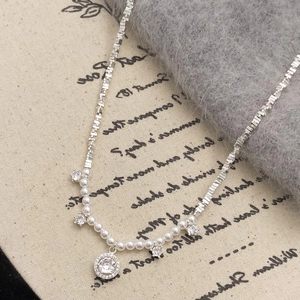 Elegant silver box chain necklace with white pearls and round zircon pendants for women