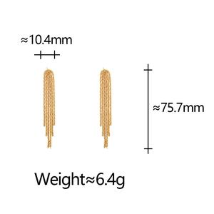 Dettagli orecchini a nappa dorati con misure: lunghezza 75,7mm e larghezza 10,4mm