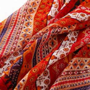 Detailansicht eines roten Boho-Schals mit ethnischen Mustern und leichter Baumwollhaptik