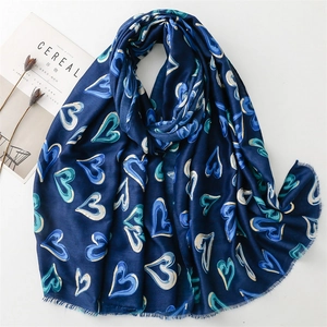 Écharpe bleu marine vintage avec motifs de cœurs dorés et franges sur fond blanc pur