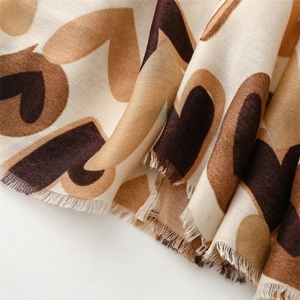 Détail d'écharpe à motif cœur avec bords à franges et texture tissée douce
