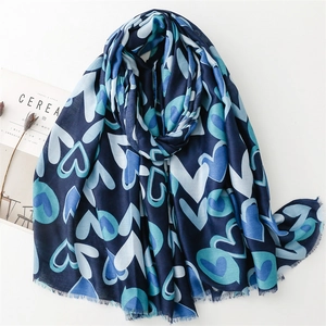 Écharpe femme en coton et lin bleu marine avec motifs cœurs et bordures à franges
