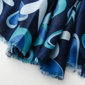 Détail d'une écharpe en coton-lin bleu marine avec motifs de cœur et bords à franges