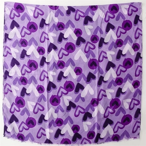 Vue détaillée d'une écharpe violette avec motif de cœurs et bords effilochés fins