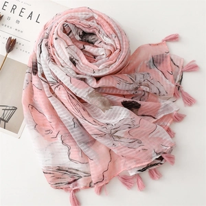 Detail eines rosa Baumwoll-Leinen-Schals mit Tintenmuster, Fransen und Textur
