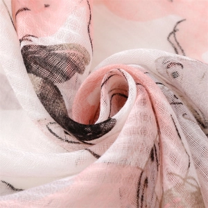 Detail eines rosa Blumendrucks auf leichtem Schal mit weicher Leinenoptik-Struktur