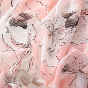 Detail von rosa Schal mit Blumenmuster, Baumwoll-Leinen-Gefühl und weichen Quasten