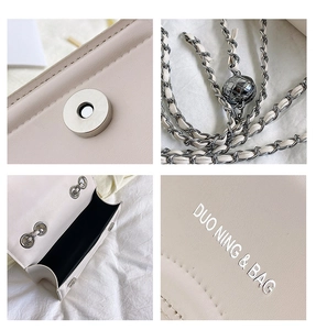 Detailed views of the beige wavy pattern handbag featuring silver chain and metal buckle