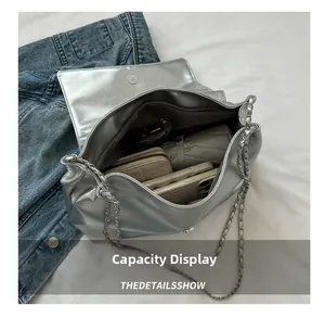 Intérieur du sac à chaîne argentée montrant l'espace pour portefeuille, téléphone et objets