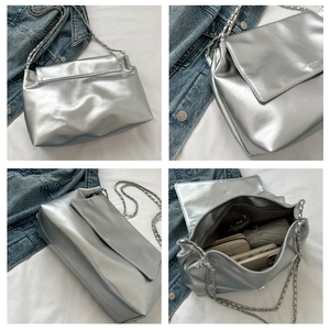 Vues détaillées d'un sac argenté à chaîne montrant la capacité et la texture souple