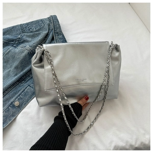 Sac à bandoulière en cuir PU argenté avec chaîne métallique et détails de texte mode