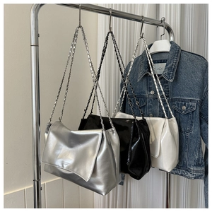 Détails de sacs à bandoulière tendance en cuir souple avec chaîne, coloris argent, noir et blanc