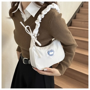 Détail du sac à bandoulière blanc plissé avec cœur à carreaux bleus et broderie lapin