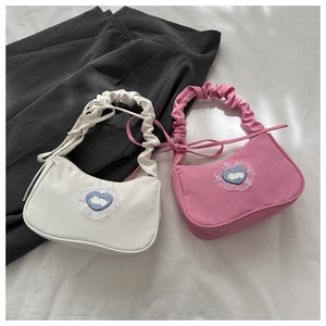 Détail de sacs à bandoulière aux couleurs acidulées avec broderie lapin et poignées à volants