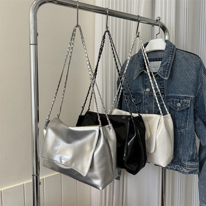 Sacs cabas chic en cuir brillant avec bandoulière chaîne en argent, noir et blanc