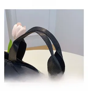 Detail der gesteppten Tragetaschengriffe mit eleganter Rautensteppung für Damen