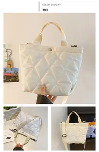 Nahaufnahme der beigen gesteppten Nylon-Beuteltasche mit verstellbarem Riemen und Verschluss