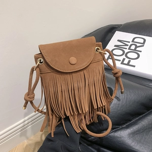 Borsa a secchiello in finta pelle scamosciata marrone con frange lunghe boho