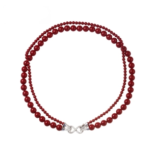 Elegante collar de doble capa de perlas rojas con cierre de símbolo infinito y diamantes