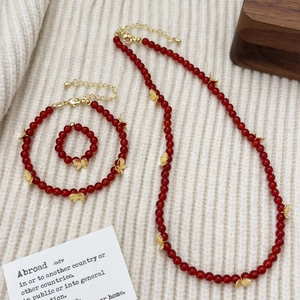 Parure de bijoux en agate rouge avec breloques papillon dorées, collier et bracelet