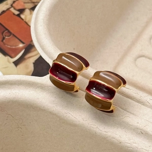 Zweifarbige burgunderrote und braune Emaille-C-Ohrringe mit goldenem Metallrand