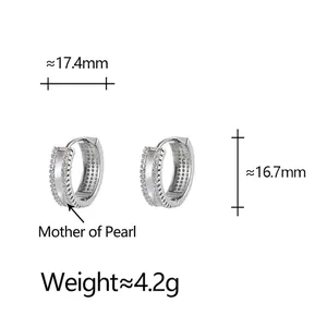 Boucles d'oreilles créoles argentées avec nacre et zircons avec détails de taille