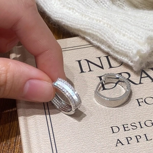 Gros plan de boucles d'oreilles S925 en argent avec incrustation de nacre et zircons