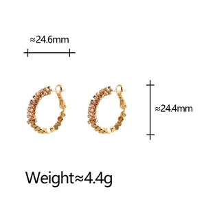 Détail de boucles d'oreilles créoles dorées en C avec zircon blanc et dimensions incluses