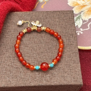 Bracelet fait main en cornaline rouge avec perles turquoise et pendentif abeille