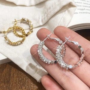 Créoles chic en argent et or avec des strass étincelants au design minimaliste pur